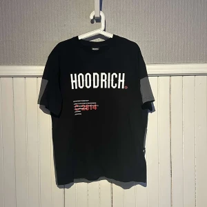 T-shirt hoodrich  - Använd 2-3 gånger, tvättad 1 gång, därav mycket bra skick. Storlek L