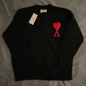 Ami Paris svart sweatshirt - Ami Paris tröja i storlek S, men passar M. Helt ny aldrig använt endast testat, kommer med tags, orginella dustbag & även fungerande QR kod med serienummer. Priset är inte satt än så skriv gärna på! 💯💬