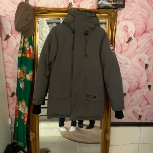 Canada goose langford - Säljer en stilren grå dunjacka från Canada goose. Inga tecken på användning. Väldigt varm. Oerfekt för vinter. Pris kan diskuteras. Tveka inte på att höra av dig
