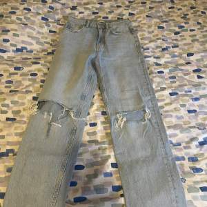 Snygga hög midjade jeans med slitna knän från Giga tricot I storlek 36. Säljer pga rensning av garderoben💕