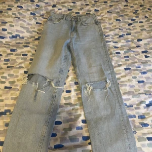 Blåa jeans från Gina tricot  - Snygga hög midjade jeans med slitna knän från Giga tricot I storlek 36. Säljer pga rensning av garderoben💕