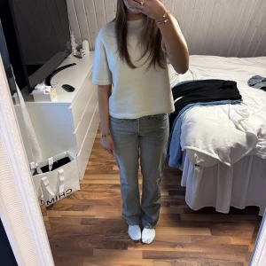 Grå jeansbyxor - Snygga grå jeansbyxor med en klassisk design. De har en rak passform och är perfekta för en avslappnad stil. Byxorna har fem fickor och en knappgylf.