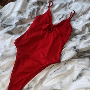 Röd body / topp - Jättefin röd body i väldigt bra skick. Passar jättebra på fest❤️Den är lite kallare röd i verkligheten