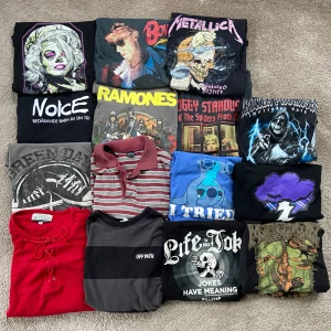 Tröjbundle (15 tröjor) - I packetet ingår 14 t-shirts och 1 långärmad som visas på andra bilden! Alla plaggen är i fint skick :) De flesta motiven är bandtröjor med lite annat. Jag säljer varorna som ett stilpacket (min stil ☺️) så det går inte att köpa individuellt! 