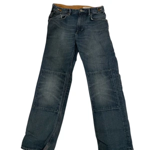 Mörkblå jeans - Snygga mörkblå jeansbyxor med en klassisk design. Byxorna har stora fickor fram och bak, samt en bekväm passform. Perfekta för en avslappnad stil. Passar perfekt för dig som är runt 170cm lång.