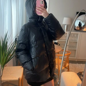 Svart pufferjacka med huva - Svart oversized pufferjacka med huva 🥰