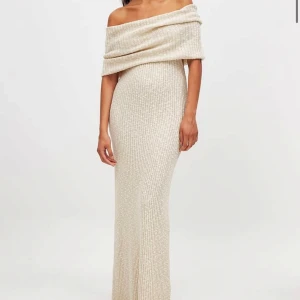 Slut såld klänning  - Prislappen kvar fick hem den idag men den passa inte mig 🩷