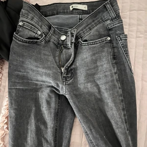 Grå jeans från g perfect jeans - Snygga grå jeans med dragkedja och knappstängning. De har en klassisk femficksdesign och en stilren look som passar till många , lite sönder slitna vid slutet , för dom är för långa på mig och har därför trampat upp dom!!
