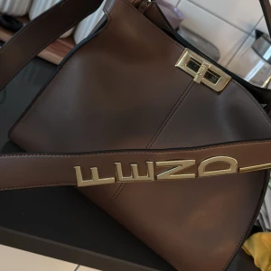 Brun axelväska med metallspänne - Jag har den väska jag vill sälja 