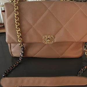 Beige quiltad axelväska med kedja - Fint väska 