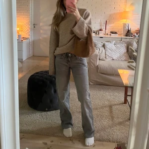 Arrrow weekday jeans - Grå arrow jeans från weekday i Stl 25/34 MEN dom är uppsydda till någon som är ca 160! Innerbenslängden är 74cm💓 aldrig använda ute