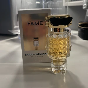 Fame Eau de Parfum från Paco Rabanne - Jag säljer nu min parfym Fame Paco Rabanne för att jag inte använder den längre.💕 Jag har använt den ungefär 3 gånger men tyckte inte riktigt att den passade mig.💗 Den har förpackningen kvar men dock inte plasten över förpackningen, men annars är allt som vanligt. Hör av dig om du är intresserad! 🫶🏼(priset går att diskuteras)