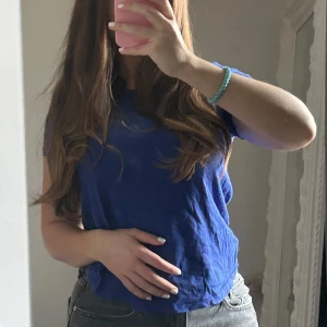 Blå t-shirt - Säljer en snygg blå t-shirt med korta ärmar från Zara. Sälja inte längre💙