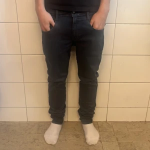 Replay Anbass - Tja, säljer dessa feta par replay Anbass, riktigt bra skick inga defekter, nypris runt 1599kr men säljer dom bara för 519, skicka ett pm om du har någon fundering, Fast pris!