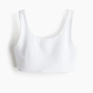 Vit sport-bh från H&M Move - Säljer en stilren vit sport-bh från HM Move, med breda axelband och rund halsringning. Perfekt för träning, helt oanvänd då den är en för liten storlek för mig!💗💖⚡️✨