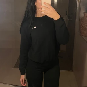 Svart sweatshirt från Fila - Säljer en stilren svart sweatshirt från FILA. Väldigt varm och mysig perfekt för vintern/hösten. Tröjan är i nyskick 🫶🏼 Skriv privat för fler bilder!