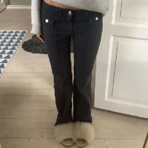 Svarta bootcut jeans från h&m - Snygga svarta bootcut byxor med låg midja och knappar framtill. Perfekta för en trendig look. Första bilden är lånad, kan ta flera bilder bara att fråga om ni vill ha!❤️skriv vid frågor eller funderingar💕💕 priset går att diskutera 