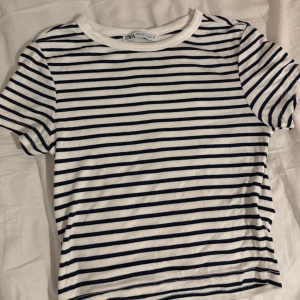 Randig t-shirt från Zara - Säljer en t shirt från Zara, mjukt och skönt material. Aldrig använd. Storlek S. Skriv privat för fler bilder eller frågor. Pris kan diskuteras.