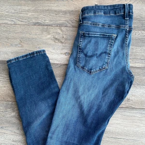 Jack & Jones Jeans - Fina jeans från Jack & Jones. Skick 8/10, använda men inga tecken på användning . Storlek 30/32. Modell: Slim/Glenn (slimfit). Pris ej hugget i sten! Hör av dig vid behov🙌