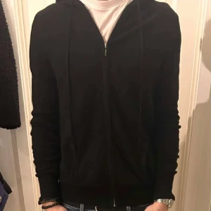 Svart hoodie med dragkedja - Tja säljer nu min tröja från soft goat (100 Kashmir) storlek Xl men sitter mer som en M/L. Vin fundering är de bara att höra av sig 