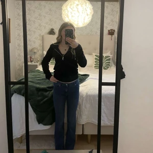 Mörkblåa jeans - Mörkblåa tajta jeans dem är bootcut och rätt så högmidjade i storlek 158