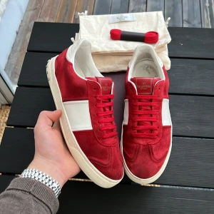 Valentino flycrew 🔴 - Säljer nu dessa sjuukt feta flycrews! Skick 8,5/10 alla nitar kvar! Storlek 40 men passar även 41-42! Dustbag och extrasnören ingår! Hör av dig vid minsta fundering!