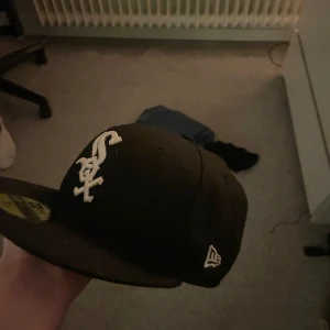 New Era keps Sox  - Perfekt skick använt Max 5 ggr vid frågor kom dm.
