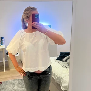 Vit blus med puffärmar - Säljer en söt vit blus med puffiga kortärmar, använt 1 gång! Nypris 200kr