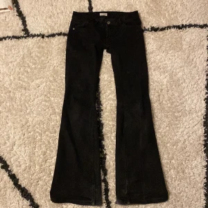 Svarta bootcut jeans - Säljer Snygga svarta bootcut lådmidjade jeans är lite slitna längst ner, säljer då de är förstora i midjan midjemått 40cm rakt över innerbensmått 83cm, säljer ändast genom Instabox, skriv privat om frågor❤️