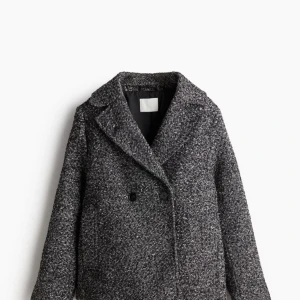 Grå kappa med dubbelknäppning - Snygg grå kappa med dubbelknäppning och bred krage. Den har en klassisk look med en modern twist, perfekt för kyligare dagar. Jackan är i en melerad grå färg och har en stilren design.