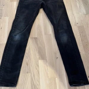 Svarta slim fit jeans från Pepe Jeans - Snygga svarta jeans från Pepe Jeans med slim fit och låg midja. De har en stilren design med klassiska fem fickor och en diskret logga på baksidan. Perfekta för en modern look.