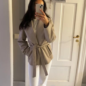 Beige kappa från Only  - En superfin beige kappa ifrån only i mycket bra skick. Ord pris var runt 700💗pris går att diskutera