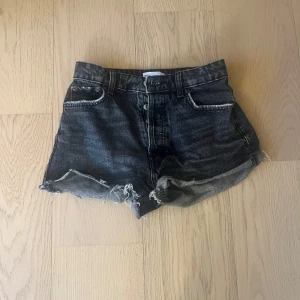 grå/svarta jeans shorts - säljer dessa snygga jeans shorts från zara då jag rensar ut min garderob💕