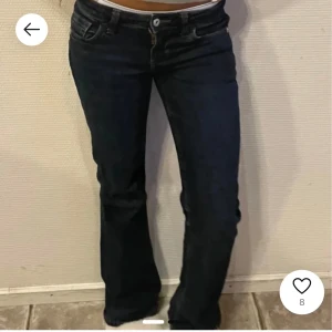 Lågmidjade bootcut jeans  - Jättefina lågmidjade bootcut jeans köpta här på plick men var tyvär för stora, förra ägarens bild! ❤️Innerbenslängd: ca 78cm, Längd över midjan: ca 34cm❤️