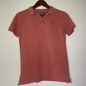 Lylen&scoot piké - Här har vi en stilren piké i storlek S och ska passa på åldrarna 13-16 otroligt snygg och ligger på ett DUNDER pris.