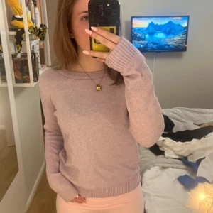 Ljuslila stickad tröja - Mysig ljuslila stickad tröja med långa ärmar och ribbade muddar. Perfekt för kyligare dagar och ger en stilren look. Passar bra till både jeans och kjol.