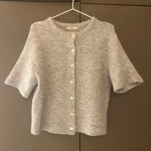 Grå kofta från Gina Tricot - Så fin grå kofta från Gina! Jättebra skick och nypris 350kr❣️