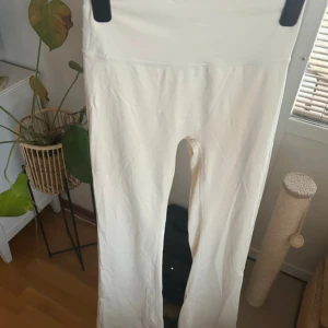 tränings byxor leggings flare bootcut - jättefina, knappt använda, skönt och stretchigt material! Storlek S-M