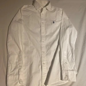 Ralph lauren skjorta - Säljer denna feta Ralph lauren skjortan för endast 399kr priset kan diskuteras vid snabb affär! Storleken 8 som motsvarar S, skjortan är i nyskick,hör av dig vid frågor😀fraktar efter du köpt varan om du inte köpt på kvällen, mvh luxury 
