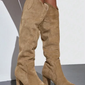 Beige mocka boots - Snygga beige boots i mocka med spetsig tå, älskar dessa men säljer då jag inte kunnat använda dom för dom var för stora. Står st 38 men dom är helt klart som en 39a. Så snygga med kjol, strumpbyxor och blus till !!!!! 😍nypris var 399kr endast testade 