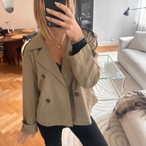Grön trenchcoat - Grön trenchcoat från Stradivarius använd 1 gång!🥰