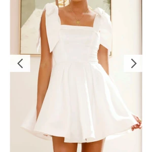 Vit klänning med rosetter - Säljer denna vita söta klänning eftersom den inte passade mig. Klänningen är i nyskick med prislapp kvar. Passar perfekt till sommaren eller som studentklänning. Kontakta mig gärna om du är intresserad eller ev vill ha mer information. 😊 Nypris: 770 kr 