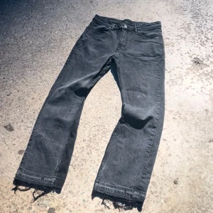 MARES ”PAISLEY” FLARED JEANS - Unika grå jeans med fransiga benslut och en cool mönstrad ficka bak. Perfekta för en avslappnad stil med en twist. De har en rak passform och är tillverkade i ett slitstarkt material.