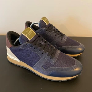 Valentino Rockrunner skor - Tja! Säljer nu dessa riktigt feta valentino rockrunner skorna! Skorna är i storlek 42, innersulan är 28 cm! Skorna är i fint skick! Helt nya extra valentino snören medföljer vid köp !Skriv vid bilder eller frågor! Vid snabbaffär=bättre pris