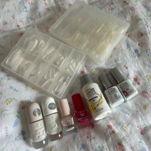Nagel kit - Säljer ett set med olika nagelproduker. Fyra nagellack, två gelé lack, en gelé remover och två paket med massa tippar💅🏼🎀