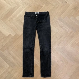Grå-Svarta jeans från Acne Studios - Snygga grå-svarta jeans från Acne Studios med en klassisk femficksdesign. Skriv gärna dm för exakta mått, fler bilder eller funderingar🤗