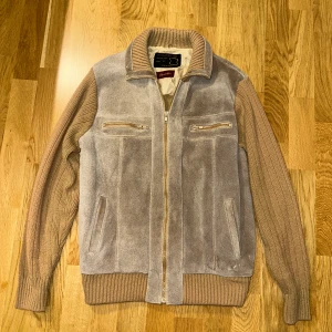 Mocka cardigan  - Säljer nu denna skit snygga mocka cardiganen i storlek S/M, liknar loro piana/old money märkens cardigans men för mycket billigare. Någon slags mocka på framsidan och tyg, som ny och riktigt stilren! Skriv vid frågor 💬 