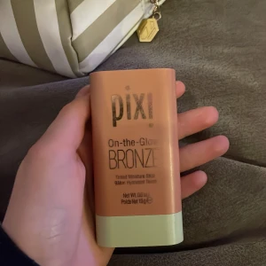 Pixi bronzer  - Jättefin knappt använd pixibronzer💕Sista bilden är hur mycket som är använd när man snurara ner den till botten💕Använder inte då jag har väldigt känslig hud💕