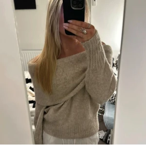 Beige stickad offshoulder tröja - Säljer en snygg beige stickad tröja med offshoulder-design. Använd fåtal gånger och i mycket gott skick. Köpt för 450kr, pris går att diskutera. (Lånade bilder)