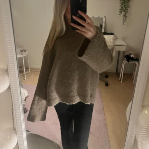 Brun/Beige stickad tröja - Mysig brun/beige stickad tröja, knappt använd så i väldigt bra skick. Hör av er vid frågor eller köp💕